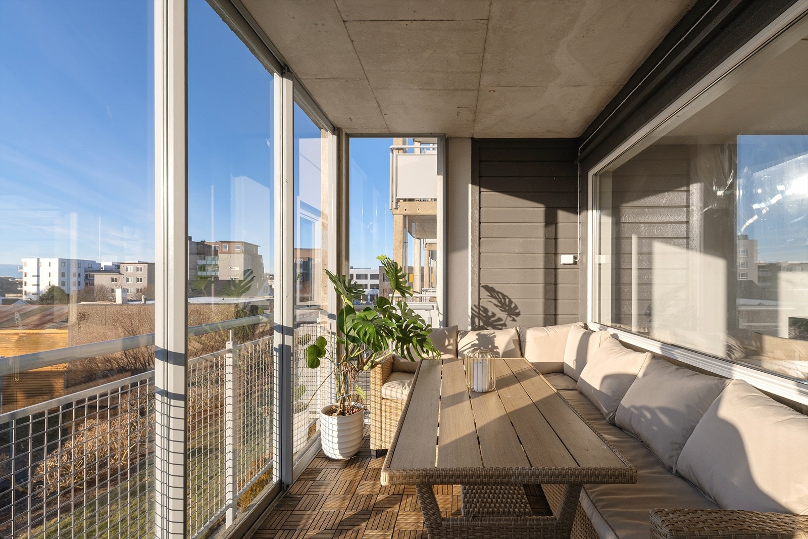 Stor balkong med gode solforhold. Galleribilde