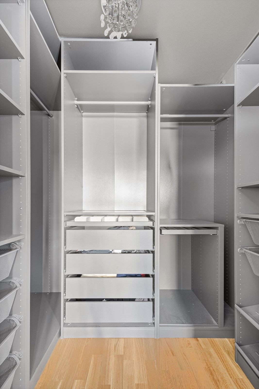 Walk-in garderoberom Galleribilde