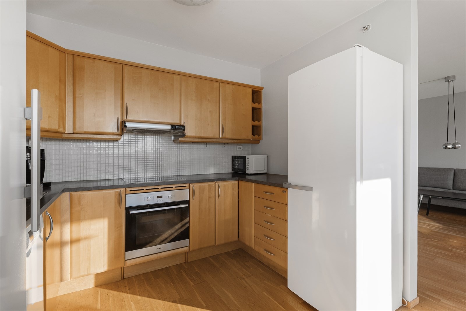 Kjøkkendel er skjermet fra stuedel. Galleribilde