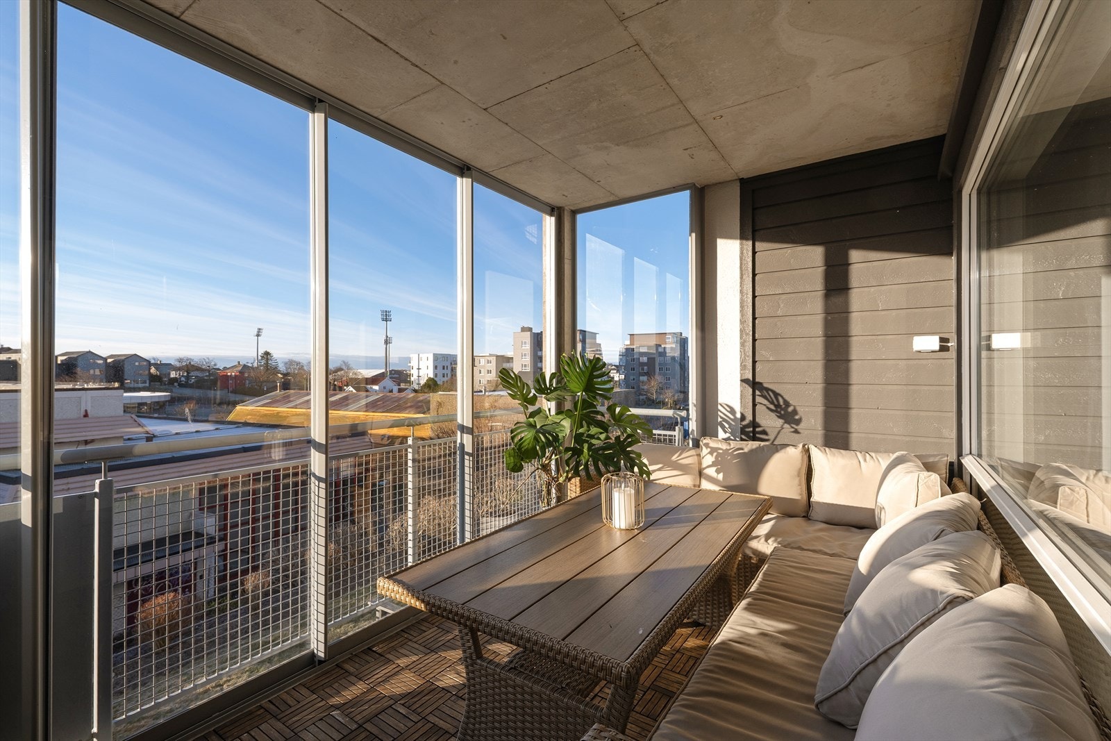 Leiligheten har en fin plassering i 2.etasje i en populær boligblokk midt i Bryne sentrum. Galleribilde