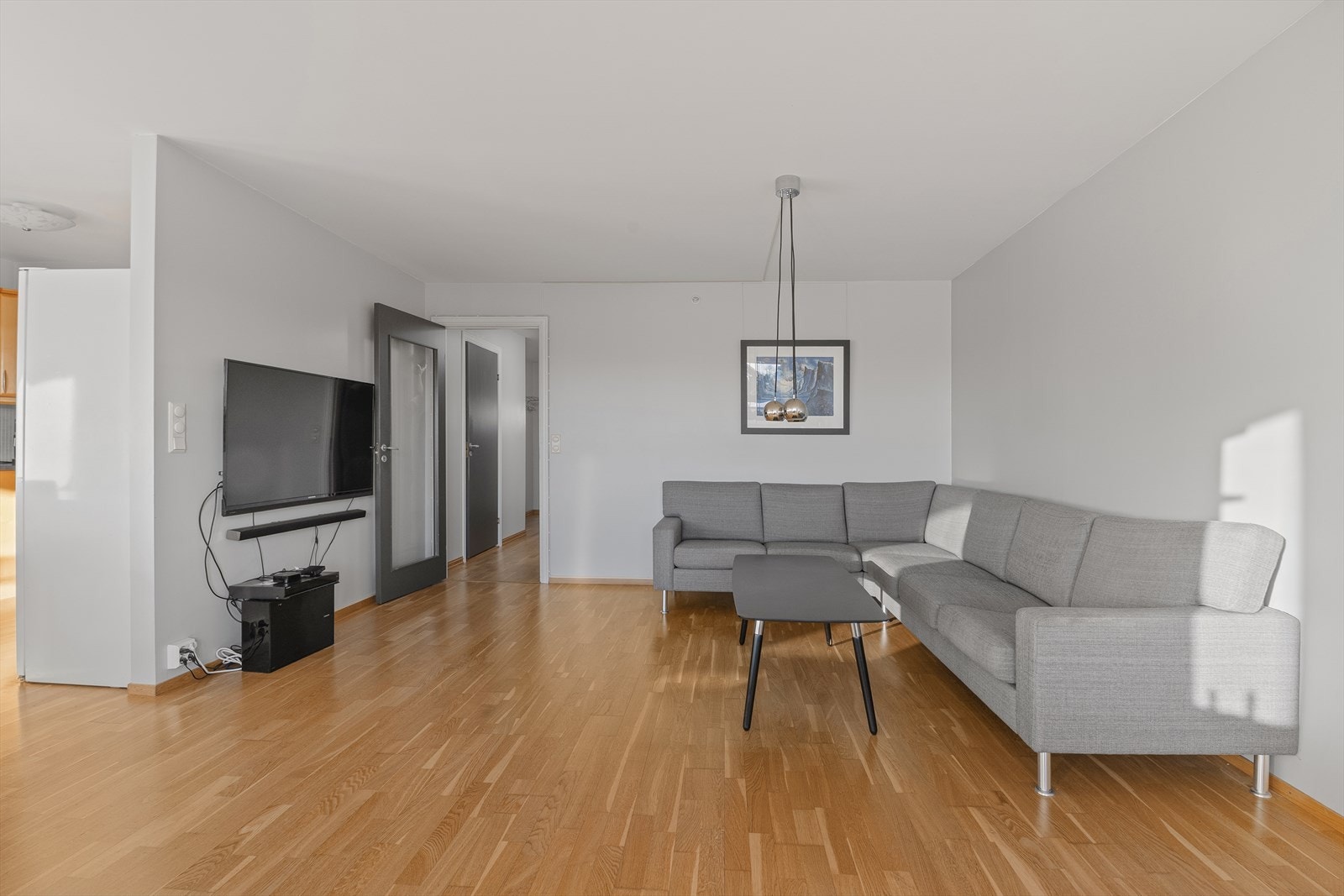 Romslig stue. Galleribilde