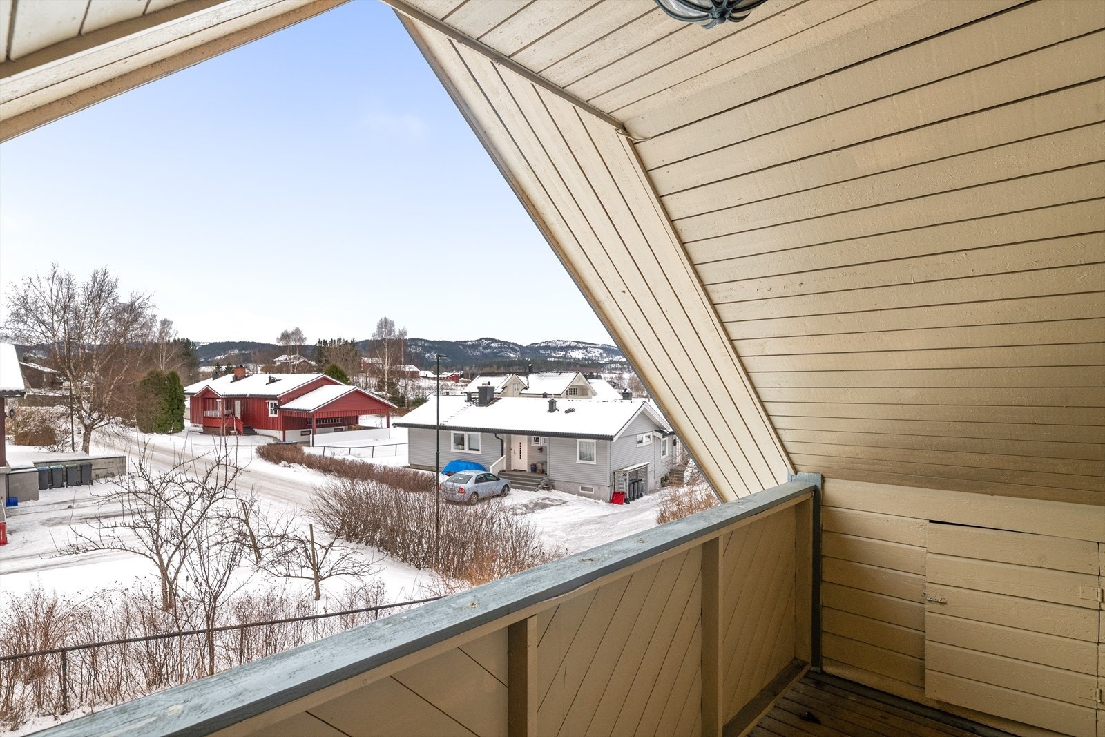 Overbygget og lun balkong med hyggelig utsikt. Galleribilde