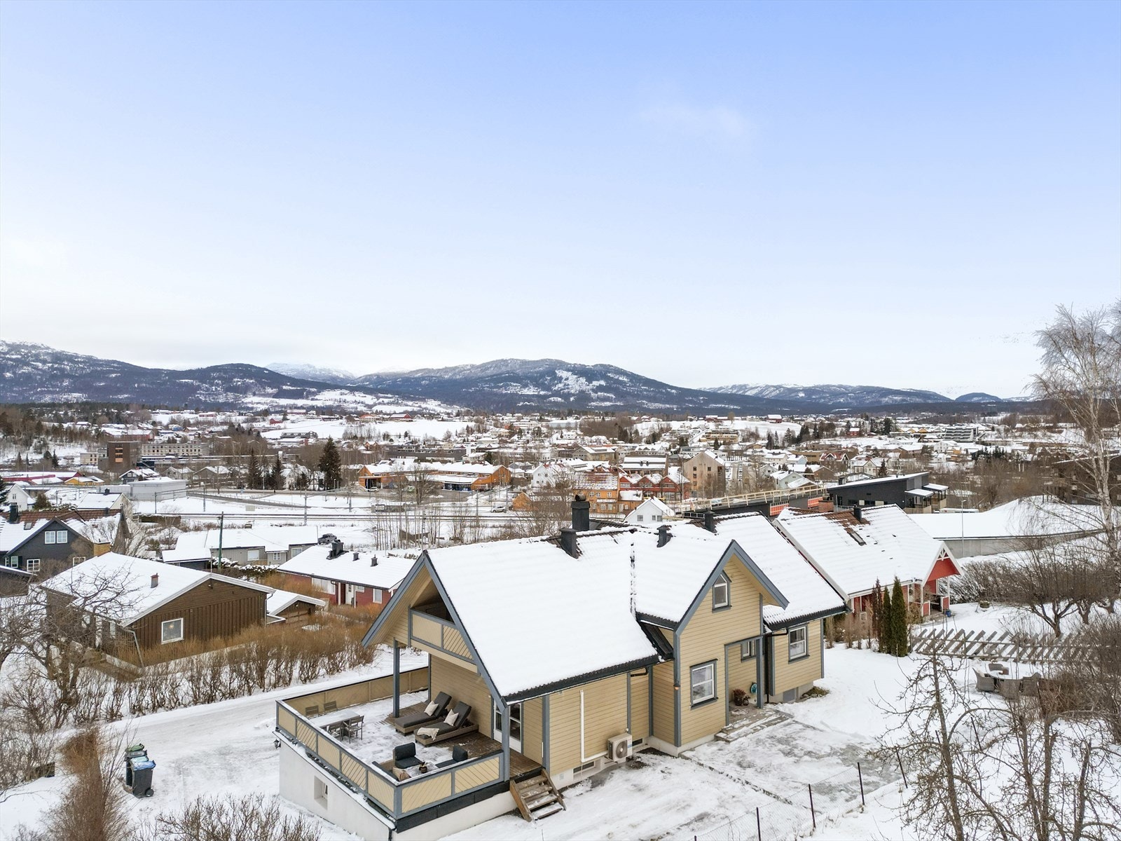 Boligen ligger i et rolig og barnevennlig boligområde i nedre del av Breisås, i gangavstand fra Bøs sentrumsgater, med kjøpesentre og butikker, kafeer og restauranter, treningssenter, apotek og legesenter. Galleribilde