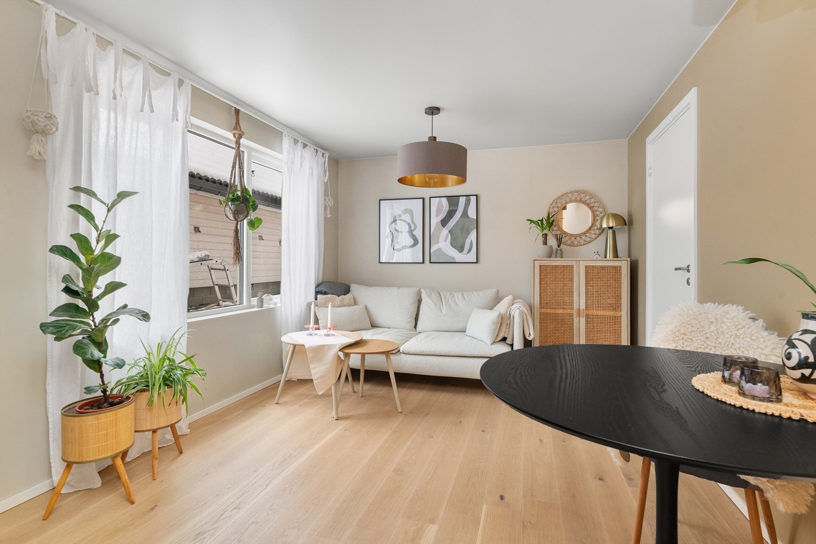 Overflater i leilighetene består hovedsakelig av mikrosement/ laminat på gulv med varme, malte vegger samt himling. Galleribilde