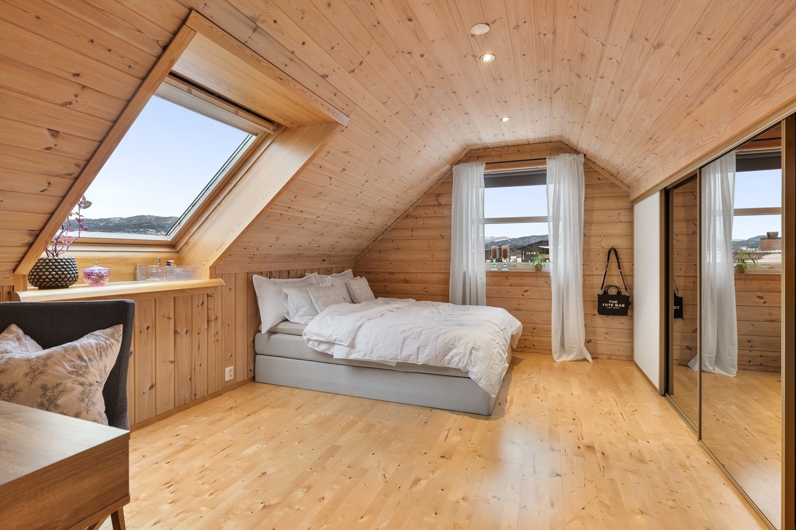 Soverommet har tilkomst fra loftstue i 2. etasje og fremstår romslig med god plass til seng og godt med lagringsplass for klær i skyvedørsgarderobe. Galleribilde