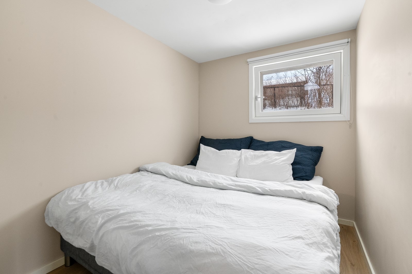 Soverommene er lyse og trivelige med fin plass til seng og garderobeløsning. Galleribilde