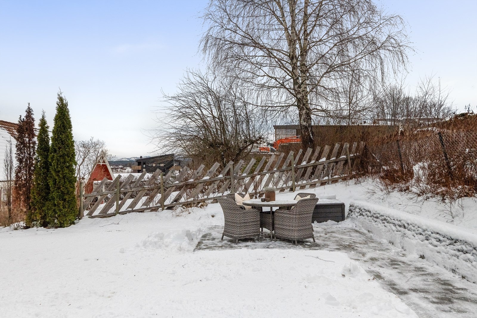 Hyggelig uteplass med fin plass til utemøblement. Galleribilde