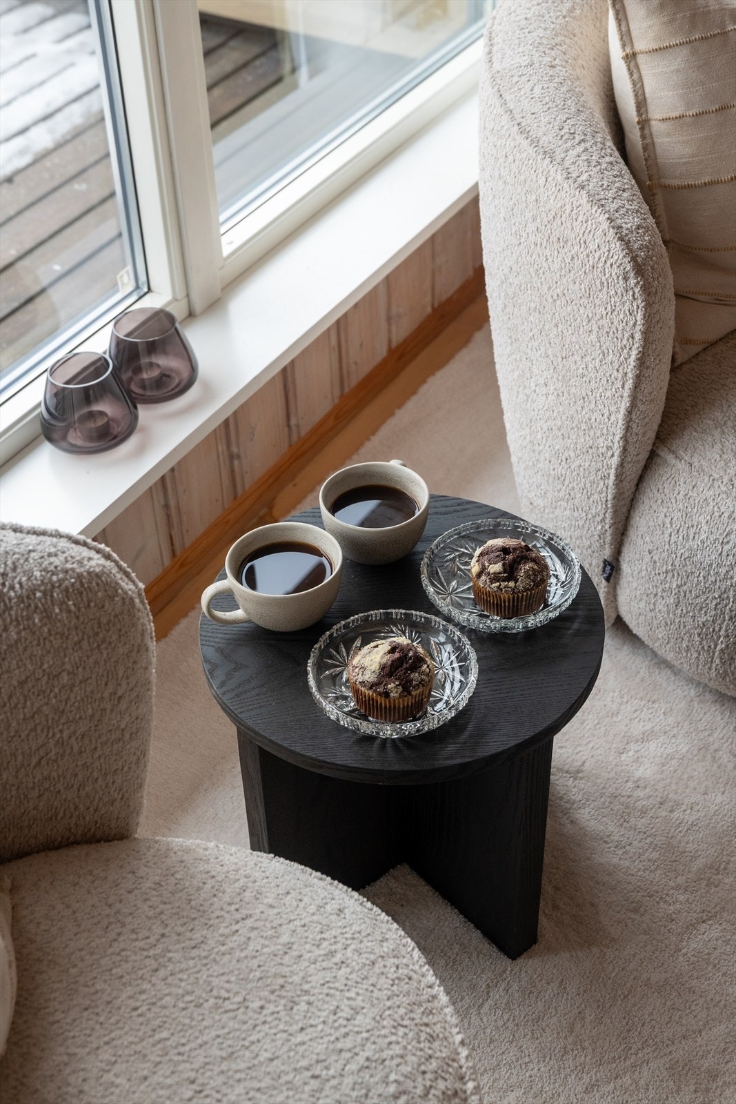 Det er montert varmepumpe og peisovn i stuen som gir gode varme. Galleribilde