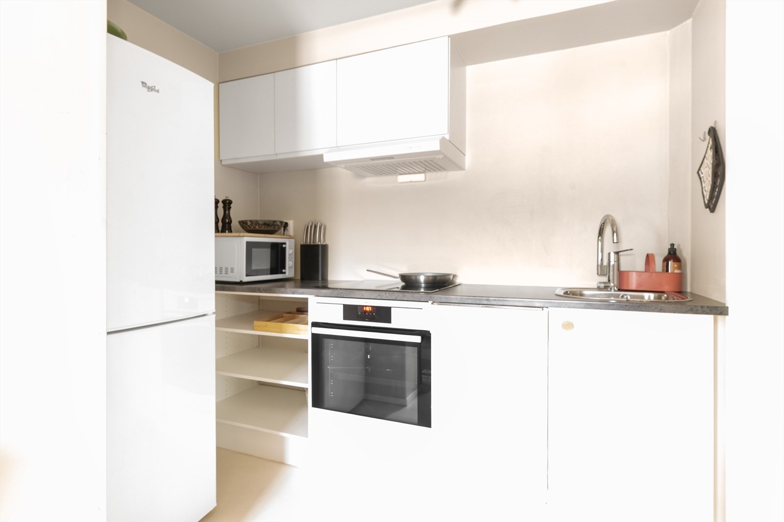 Innredning med slette fronter og laminert benkeplate med nedfelt vask. Galleribilde