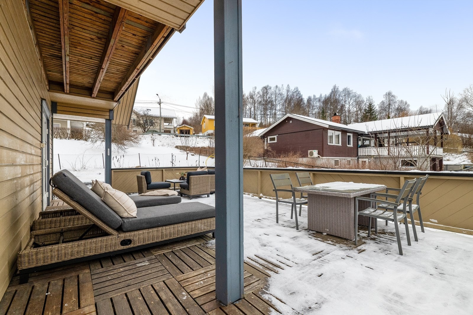 Fra stuen er det utgang til hyggelig terrasse med gode møbleringsmuligheter. Galleribilde