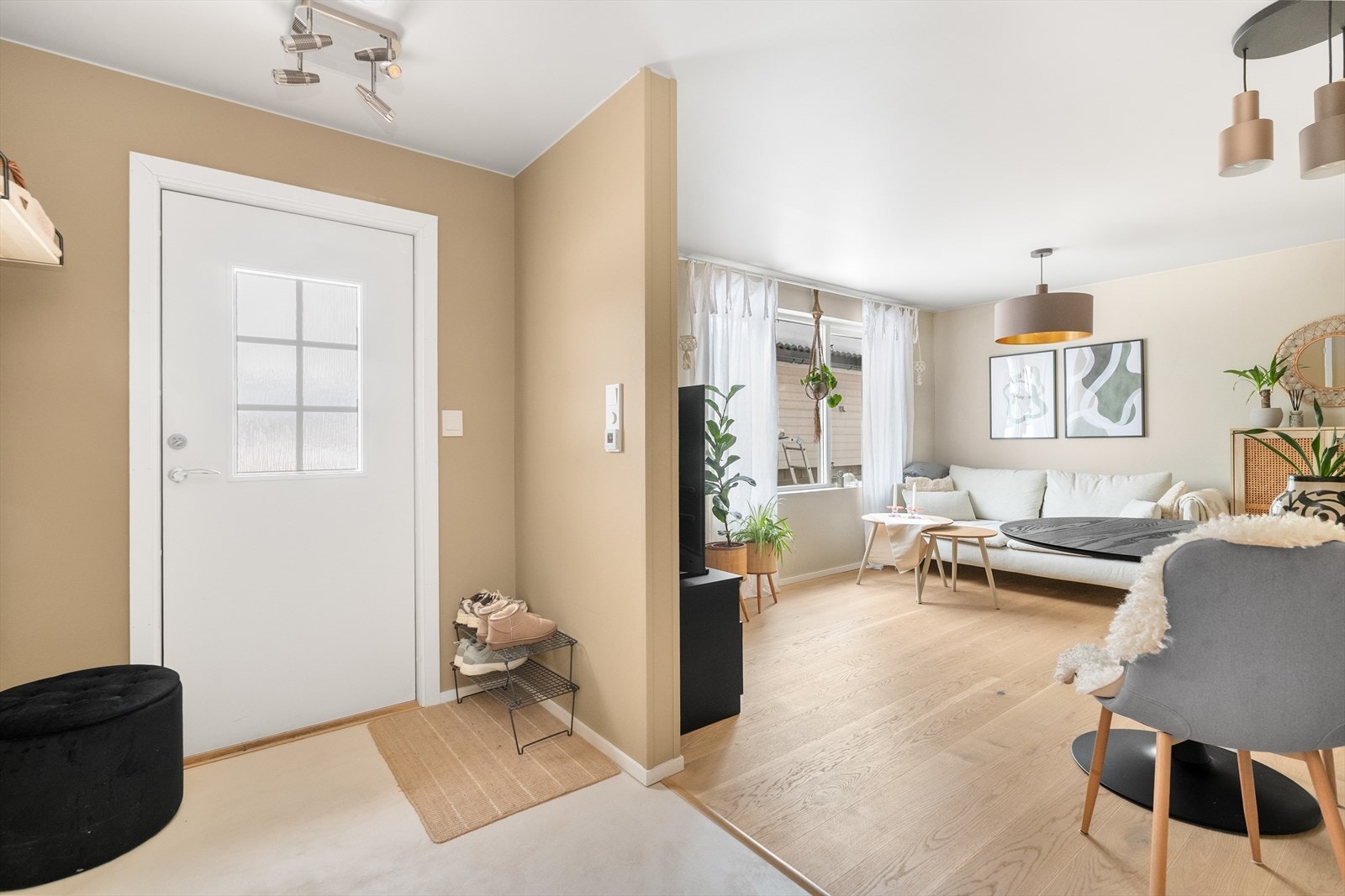 Leilighet 1: Hyggelig entre som gir fin plass til både sko- og yttertøy. Galleribilde