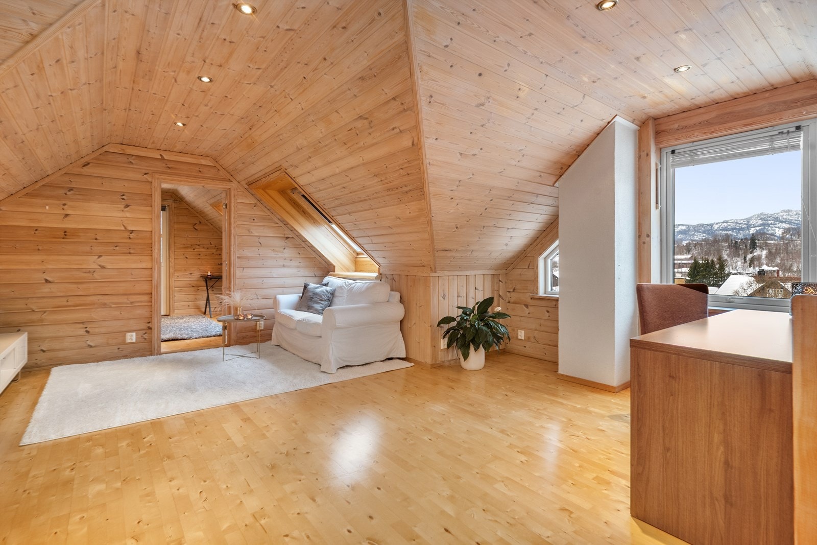 Fra trapp i gangen i 1. etasje er det tilkomst til boligens 2. etasje. Her er det en romslig loftstue med parkett på gulv, panel på vegg samt panel i himling. Galleribilde