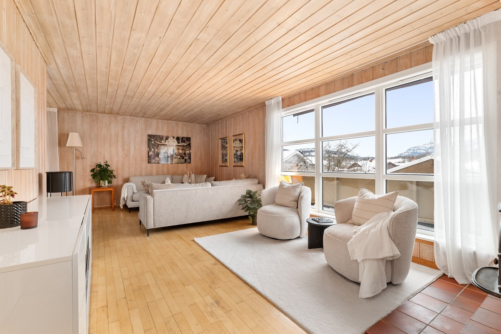 Stuen har store vindusflater som slipper inn rikelig med naturlig lys. Galleribilde