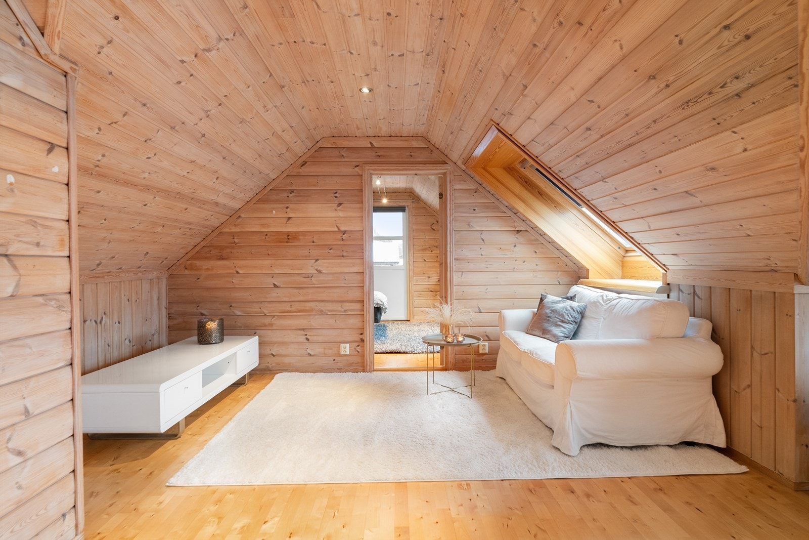 Her er det fin plass til sofagruppe og annet ønskelig møblement. Galleribilde