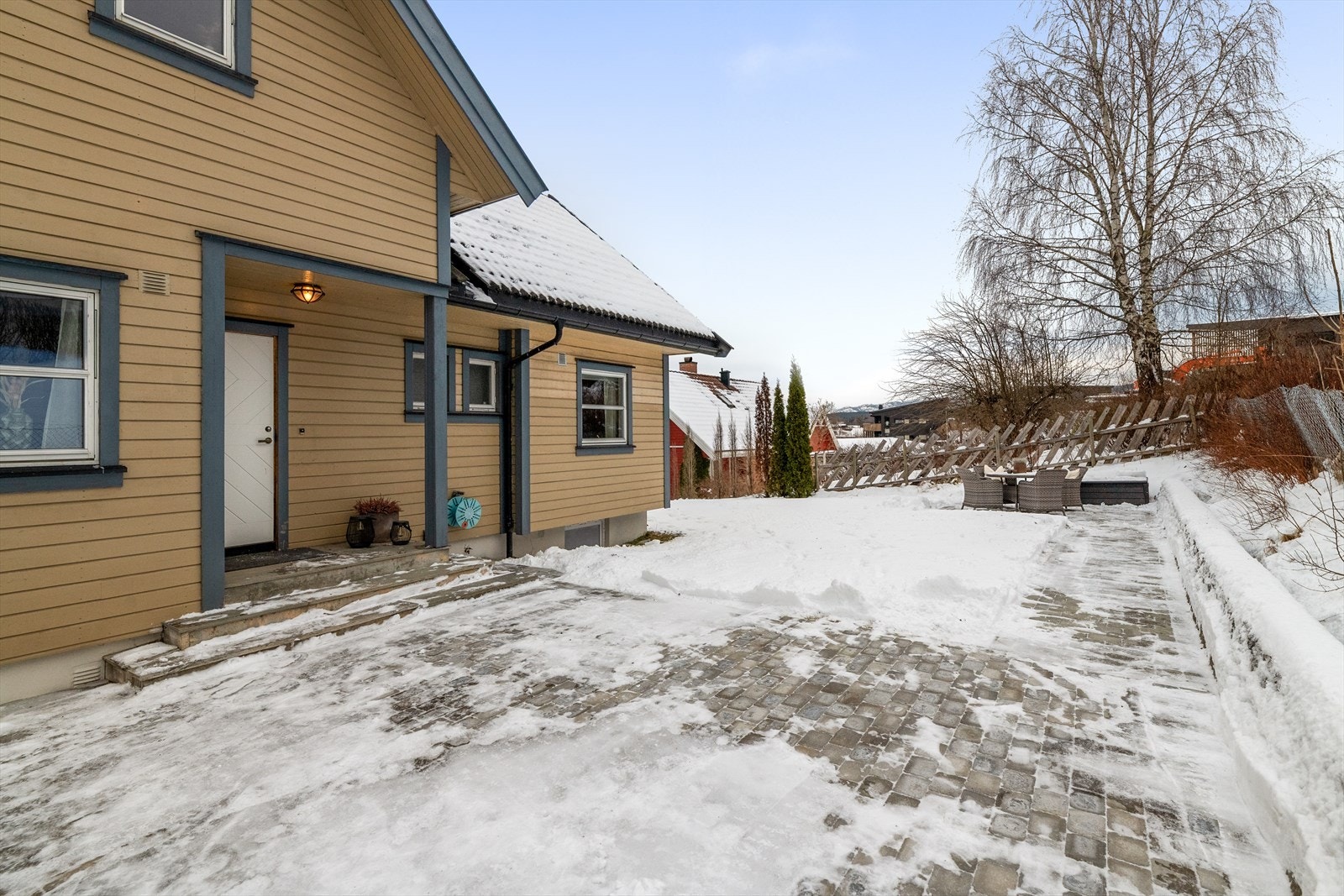 I 2025 ble uteområde oppgradert og opparbeidet med belegningsstein og støtte mur. Galleribilde