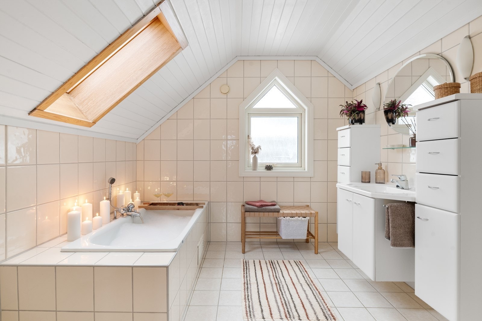 Lyst og delikat baderom fra 1998. Galleribilde