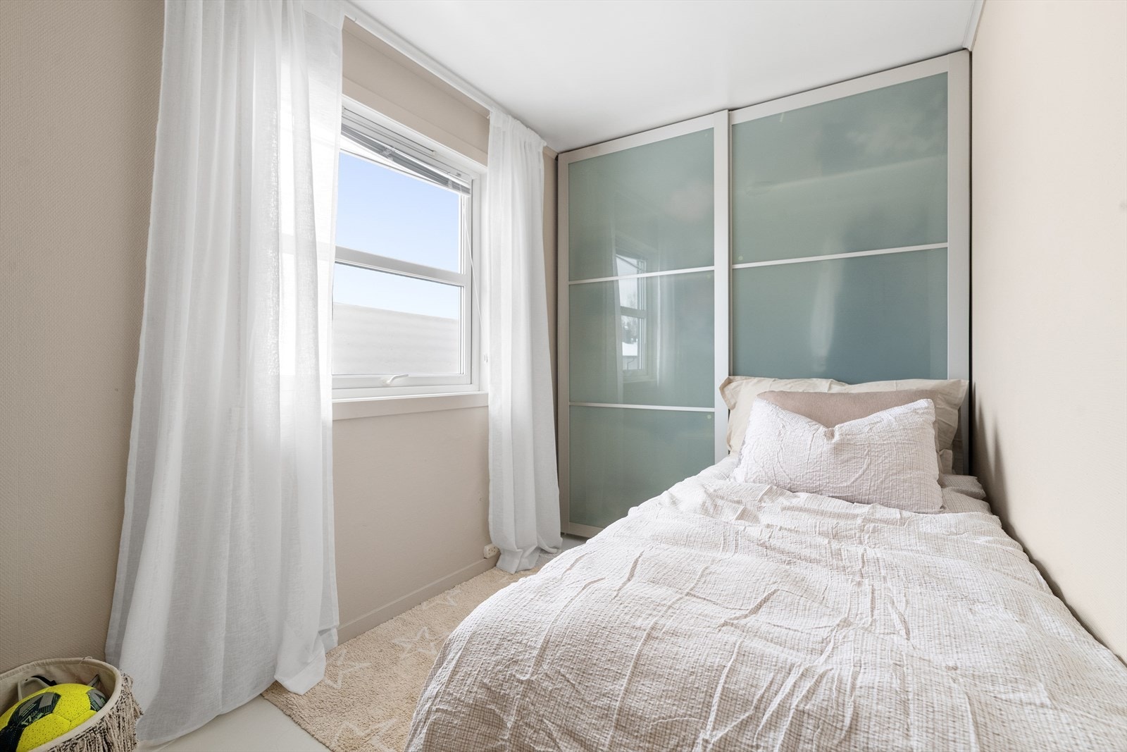 Soverom med tilkomst fra gang i 1. etasje. Rommet har skyvedørsgarderobe og fin plass til seng. Galleribilde