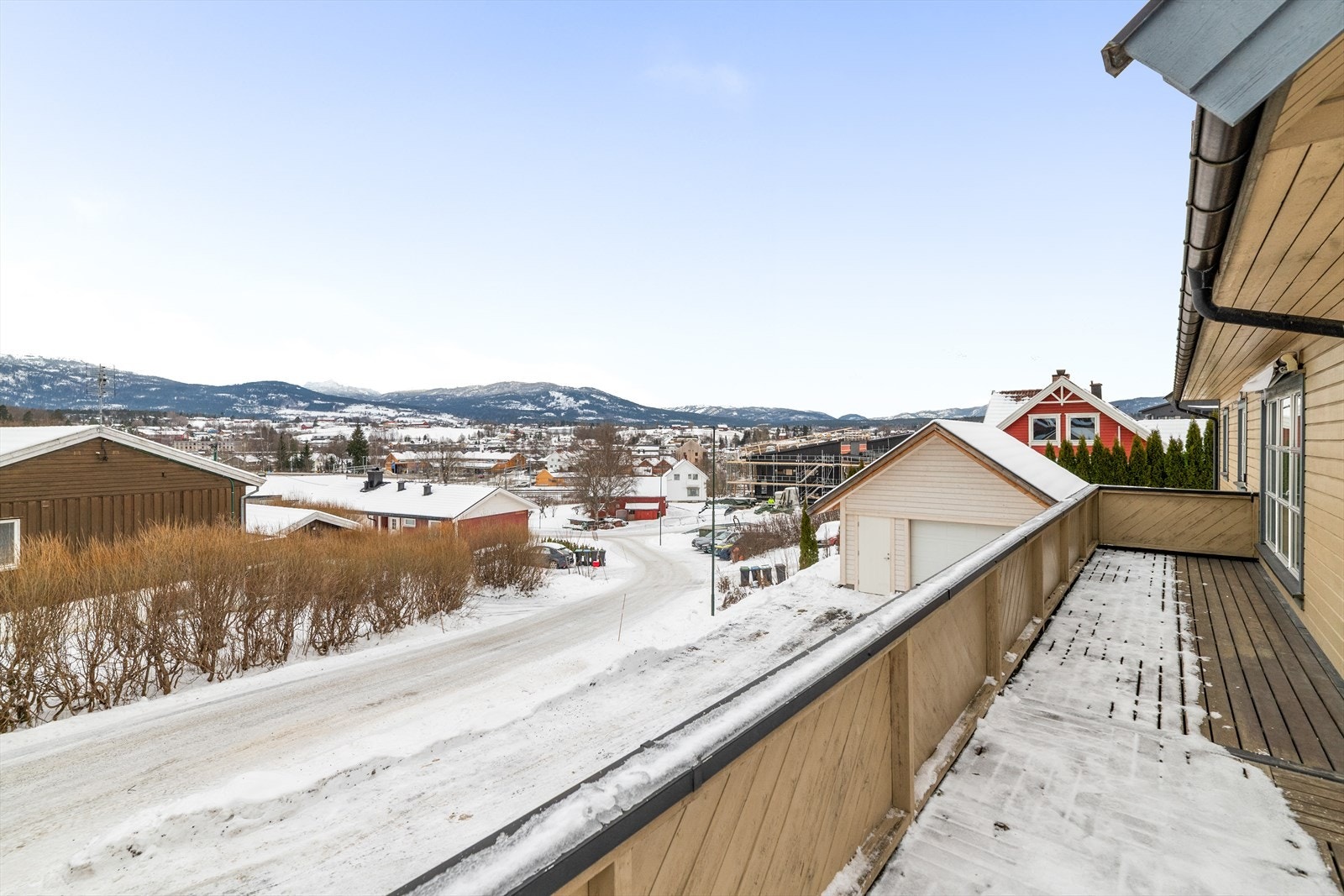 Fra terrassen er det flott utsikt mot Lifjell. Galleribilde