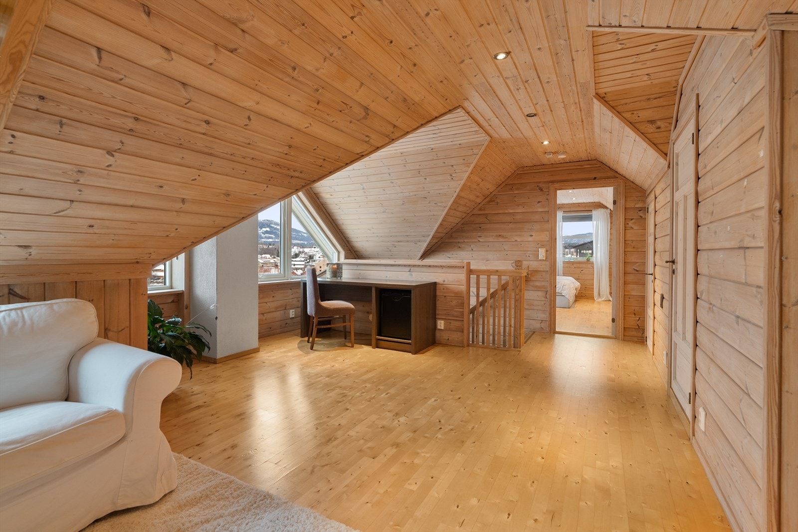 I 2. etasje er det to soverom med god størrelse samt et romslig baderom. Galleribilde