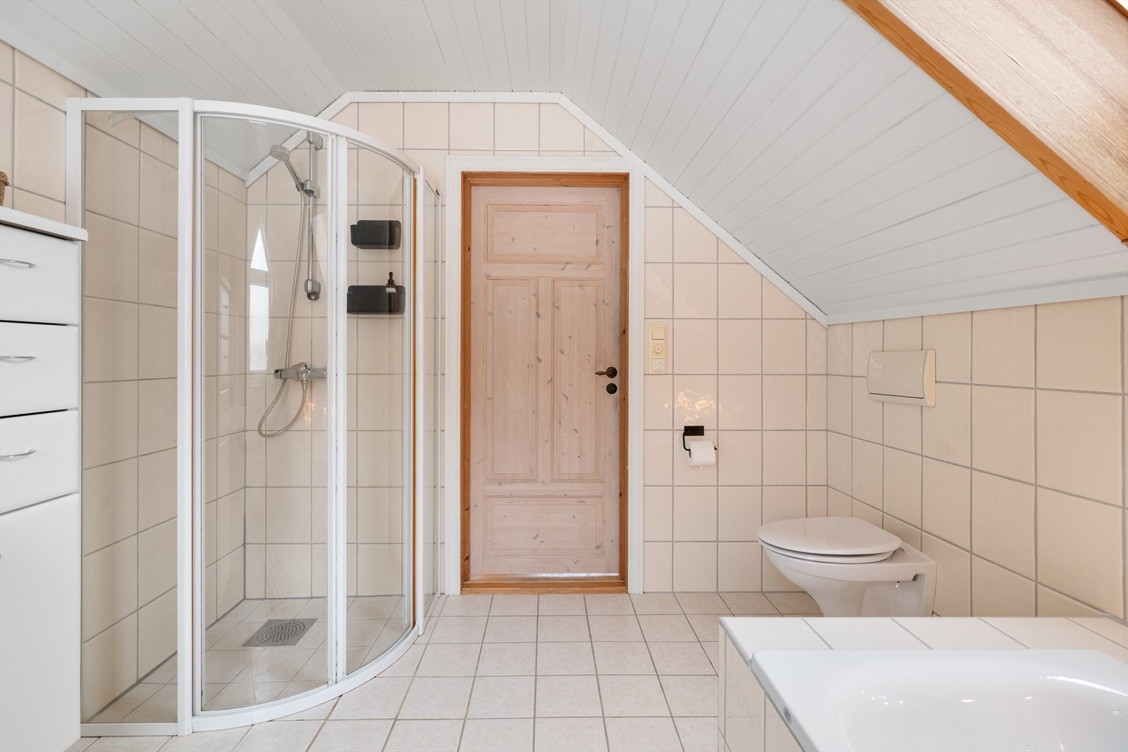 Overflater består av flis på gulv med varmekabler, flis på vegg og panel i himling. Galleribilde