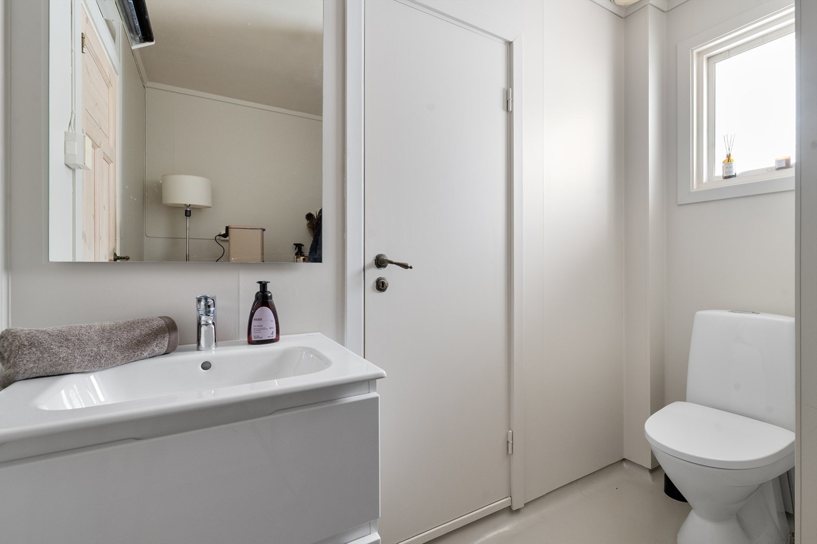 Rommet er innredet med heldekkende servant med underskap, speil, gulvmontert toalett og opplegg til vaskemaskin. Galleribilde