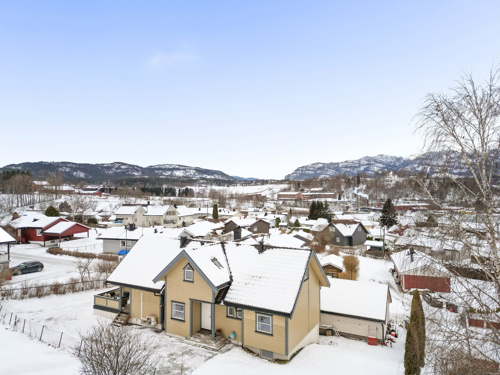 Unik familiebolig med to utleieenheter og fantastisk utsikt mot Lifjell! Galleribilde