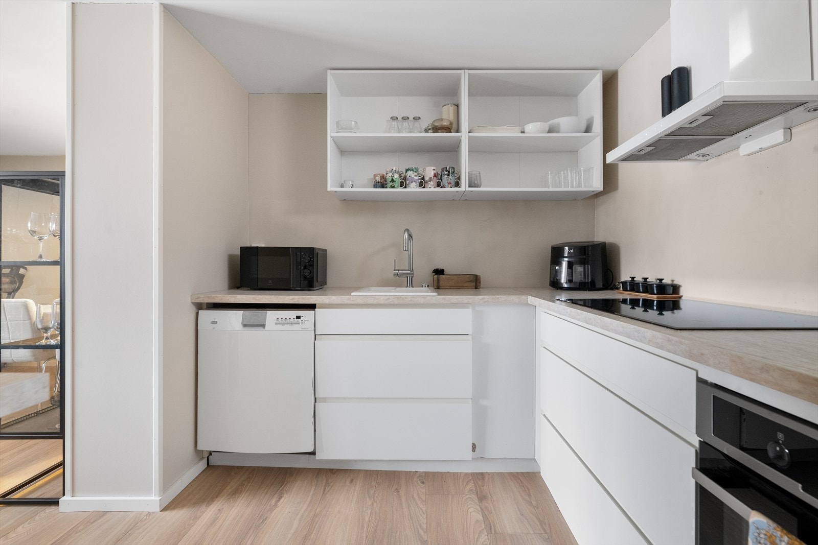 Kjøkkenet har HTH innredning fra 2017 med slette fronter og laminert benkeplate med nedfelt vask. Galleribilde