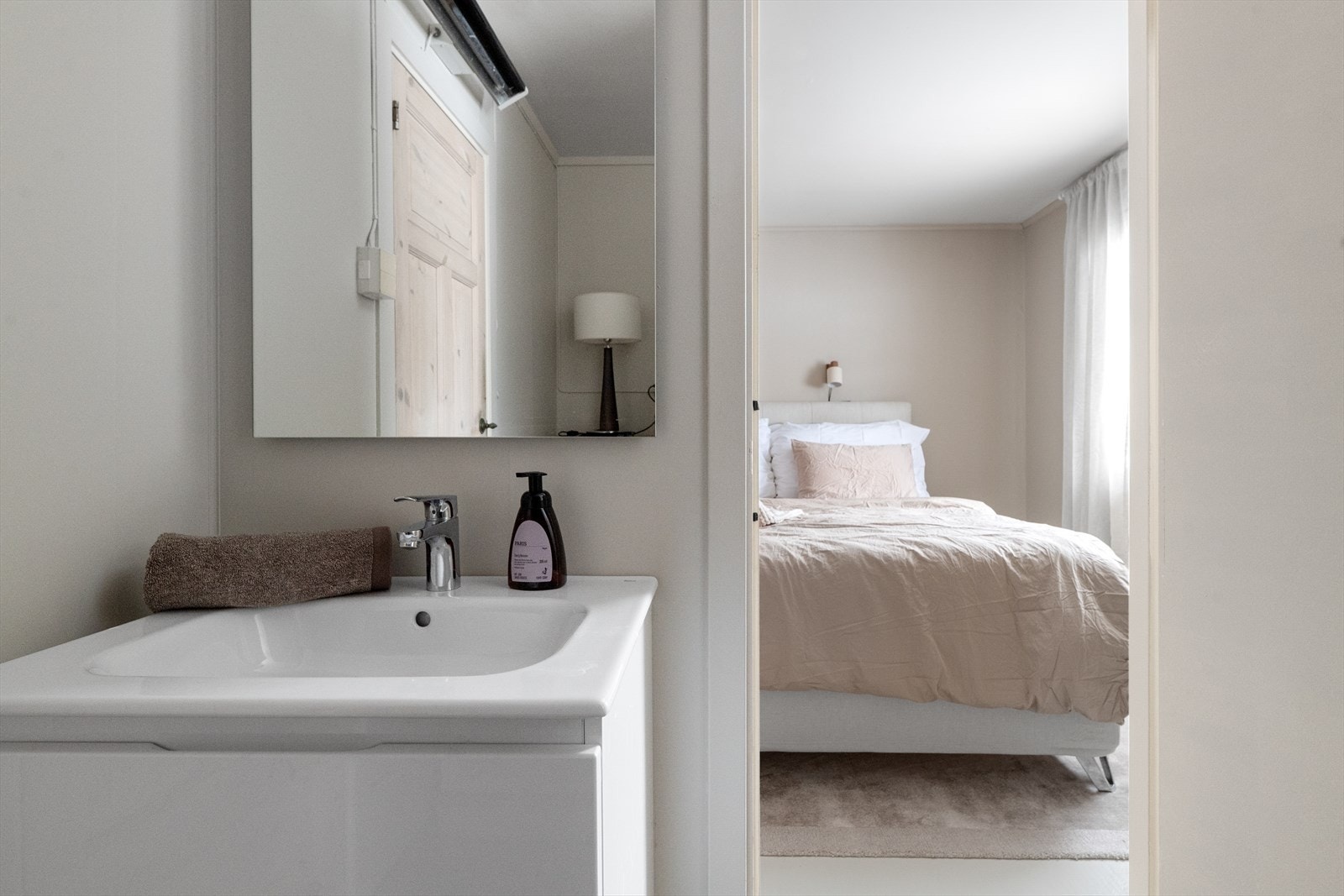 Soverommet har direkte tilkomst til bad/ vaskerom. Galleribilde