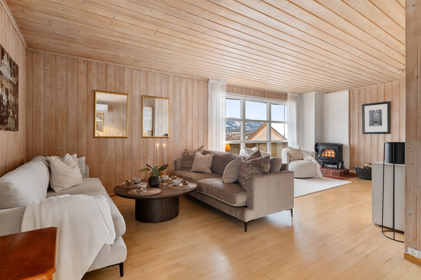 Romslig vinkelstue med gode møbleringsmuligheter for både sofagruppe og spisestue. Galleribilde