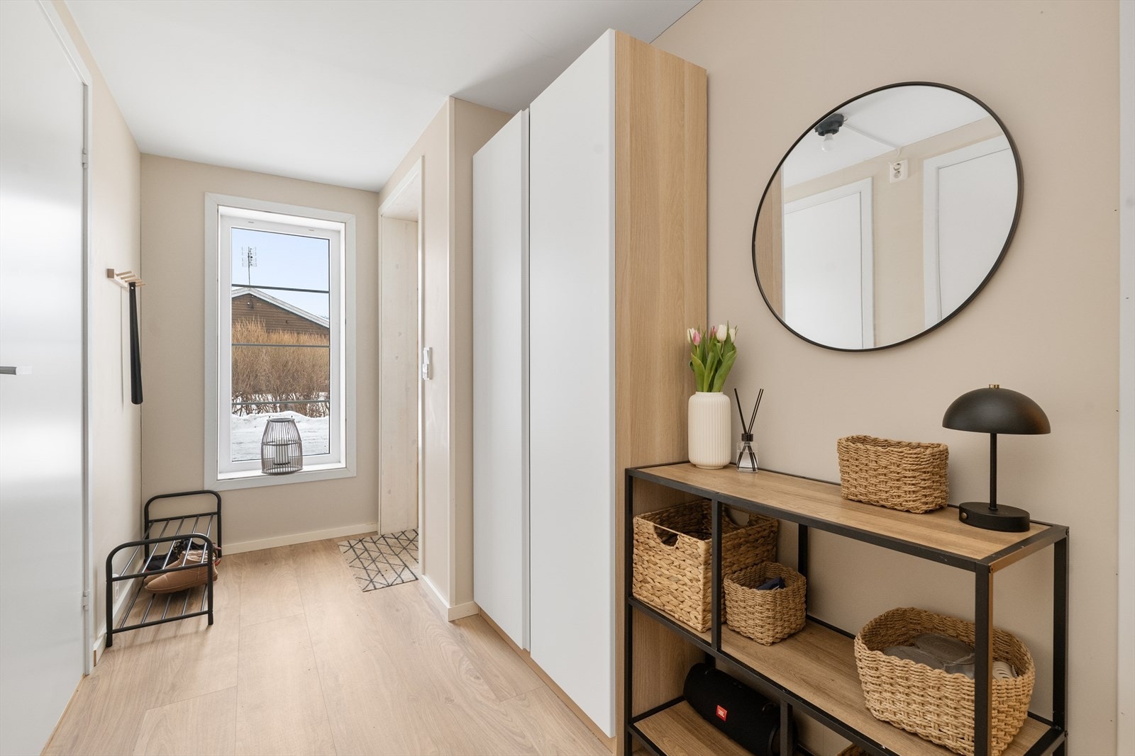 Leilighet 2: Lys og hyggelig entré med fin plass til sko- og yttertøy samt god plass til garderobeløsning. Galleribilde