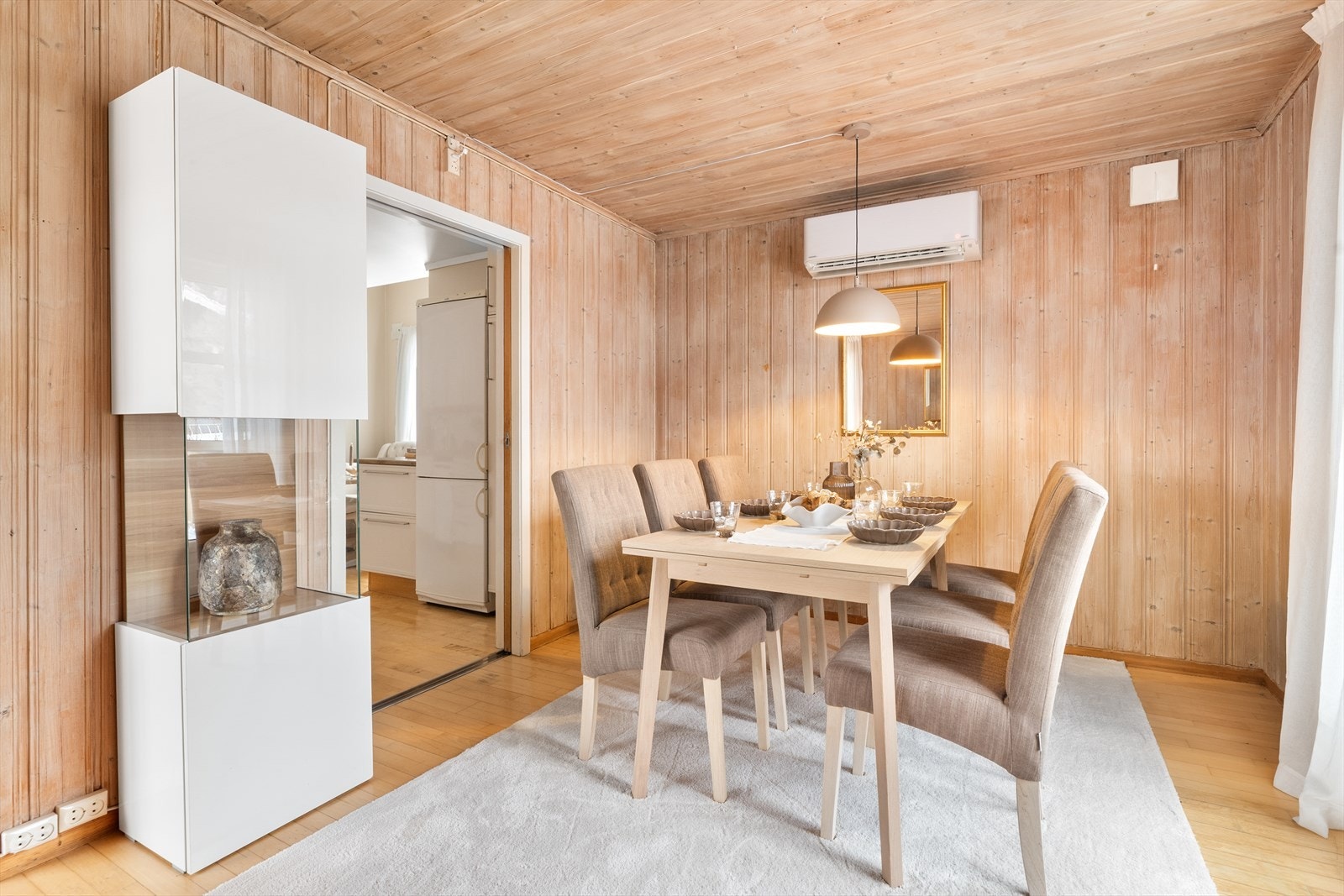 Kjøkkenet ligger fint til med romslig åpning med skyvedør ut mot spisestuen. Galleribilde