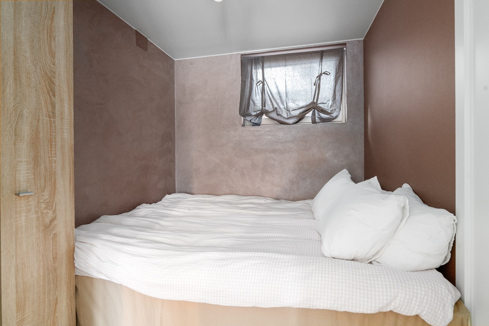 Leilighet 1 har ett soverom, fra soverommet er det dør inn til vaskerom. Galleribilde