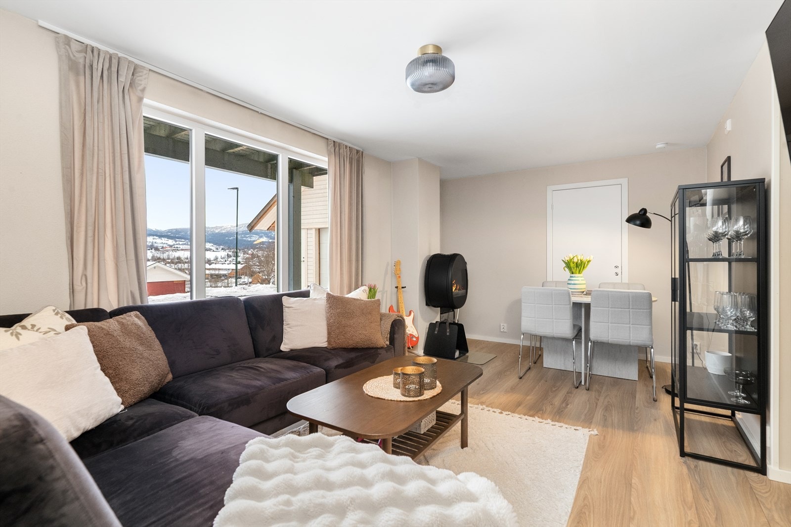 Lys og trivelig stue med gode møbleringsmuligheter og store vindusflater som slipper inn rikelig med naturlig lys. Galleribilde