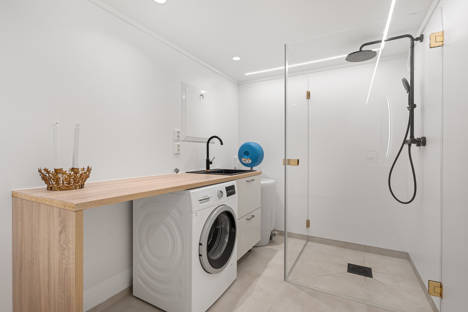 - Opplegg og smart innredet med vaskemaskin og plass til tørketrommel | Praktisk med vask også - Galleribilde