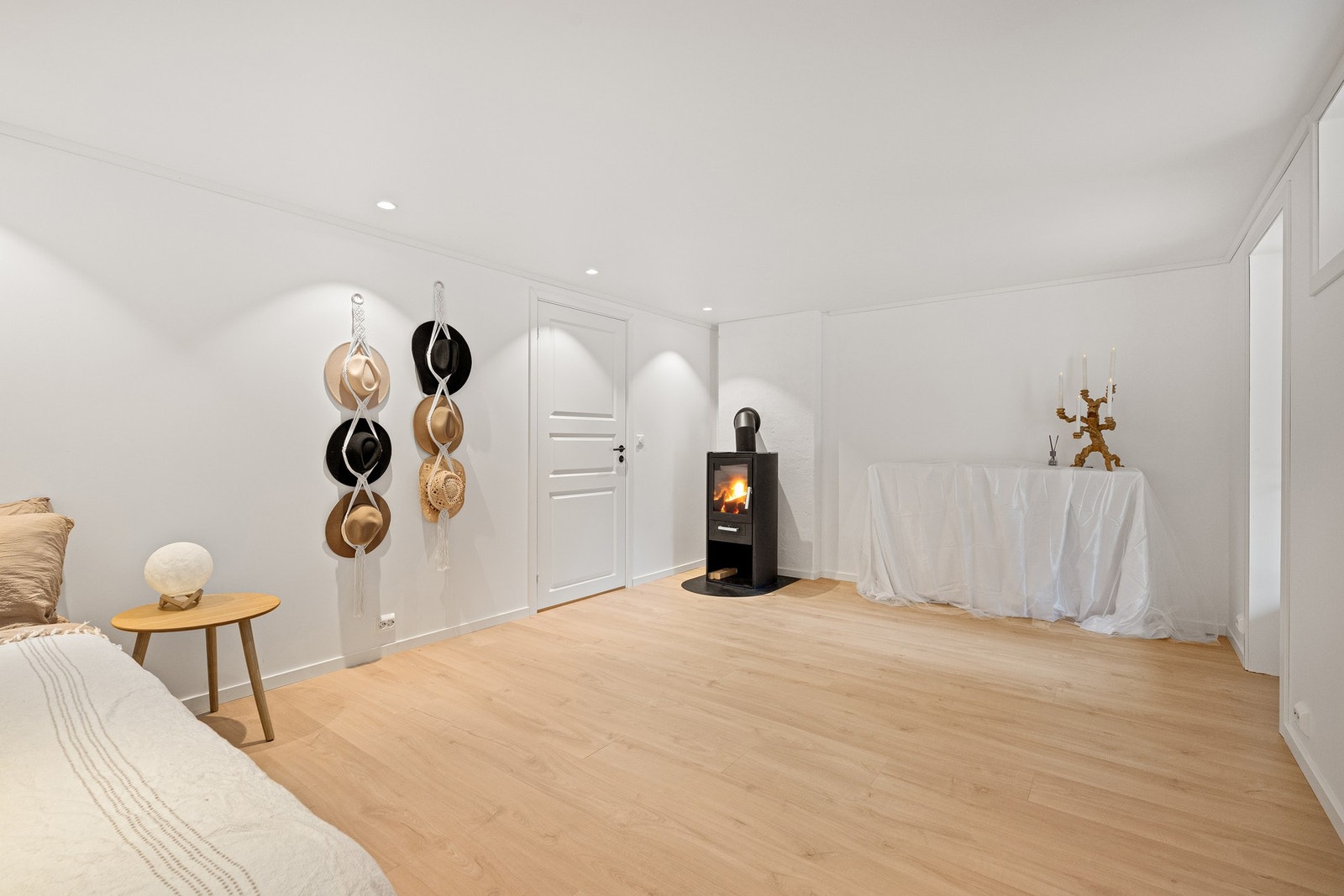 - Kjellerstuen er nylig blitt bruksendret og godkjent for varig opphold, så dette rommet kan også brukes til soverom om ønskelig | Vedovn som bidrar til ekstra hygge på mørke høst/vinterdager - Galleribilde