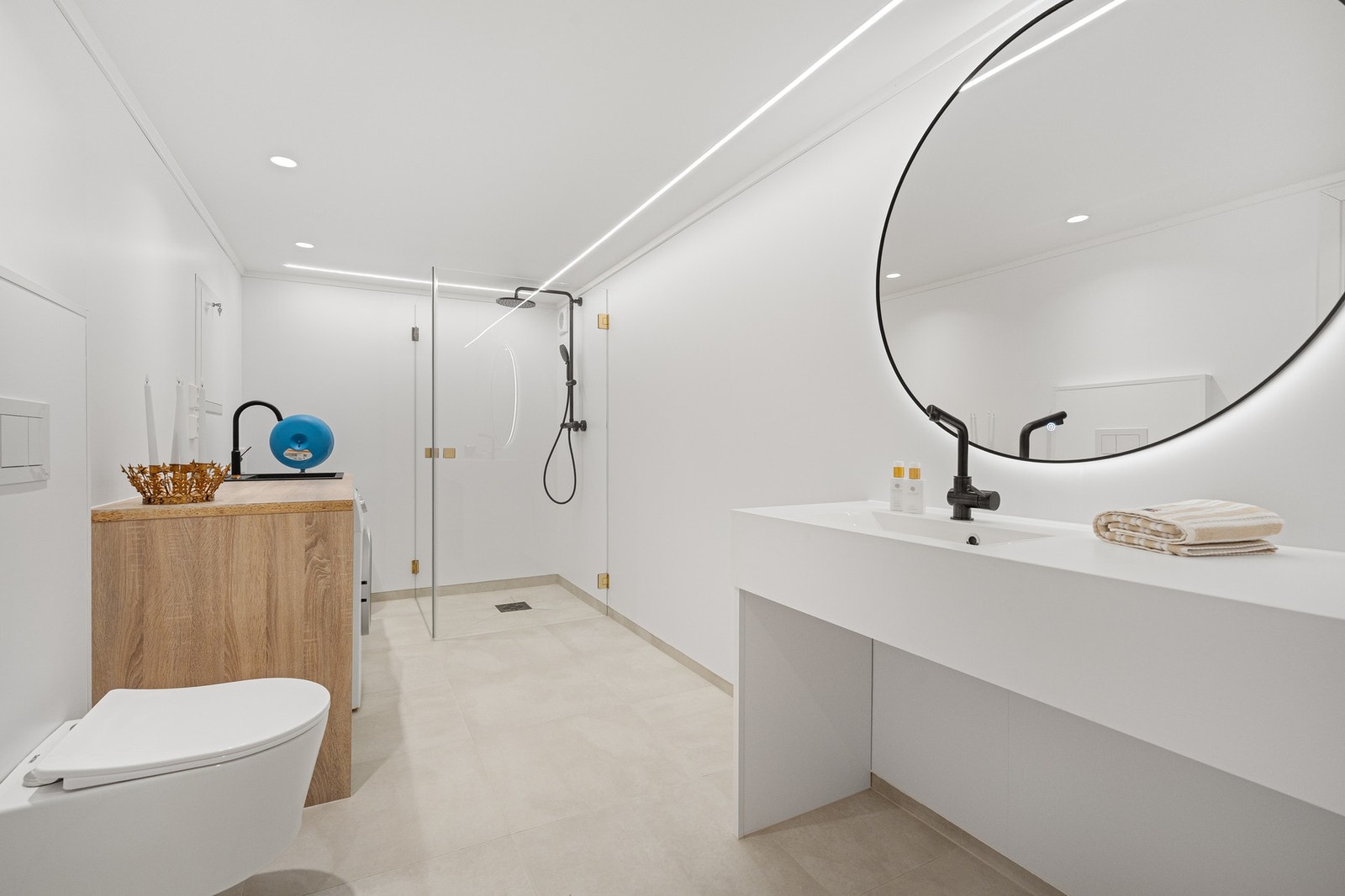 - Totalrenovert og stilfullt bad/vaskerom | Rommet er romslig med egen vaskerom-sone og dusj-sone - Galleribilde