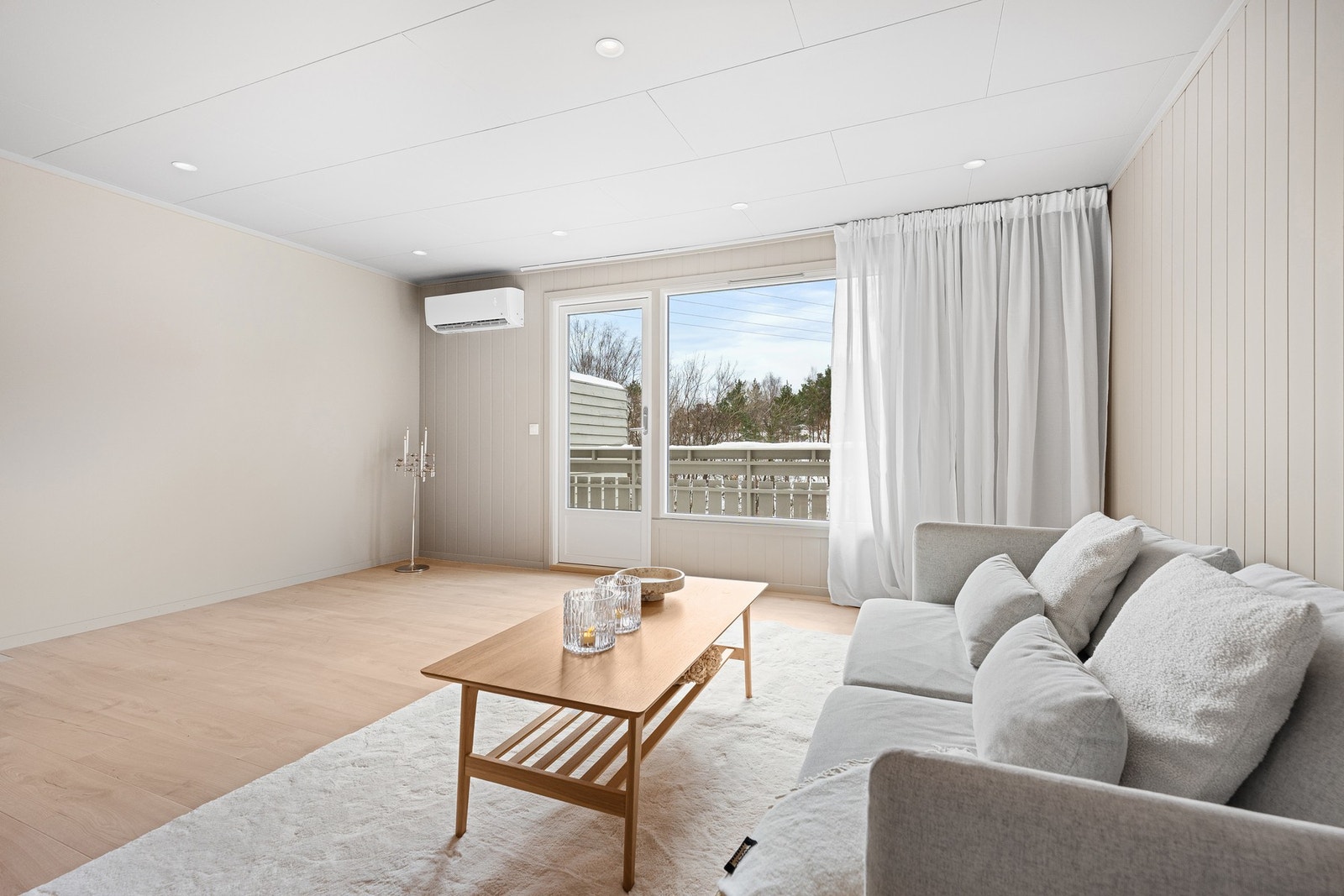 - Det er også god plass til spisebord i stuen | Varmepumpe er installert som sørger for god og jevn varme året rundt | Ellers får man fint lysinnslipp fra de store vindusflatene - Galleribilde