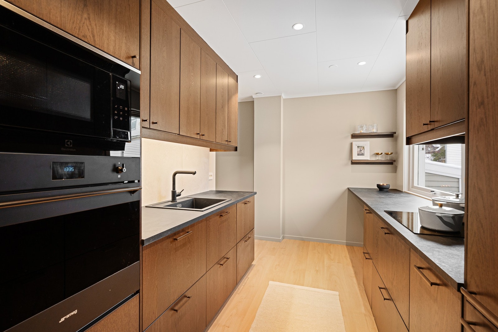 - Godt utnyttet kjøkken med plass på begge sider | Perfekt å være flere på kjøkkenet for å kokkelere | Alle hvitevarer er også integrert med blant annet Smeg stekeovn - dette vil medfølge handelen - Galleribilde