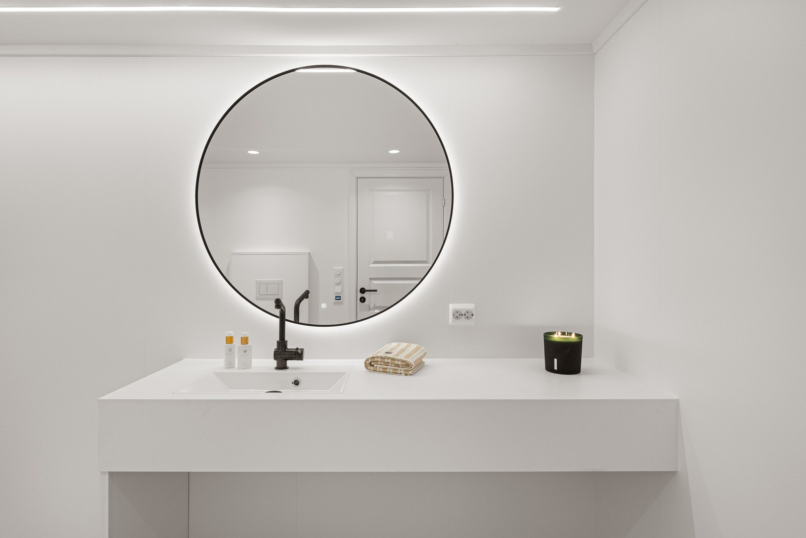 - Flere, lekre detaljer er tenkt på | Sorte detaljer, ledbelysning i tak og varmekabler i gulv | Badet er fra 2025 - Galleribilde