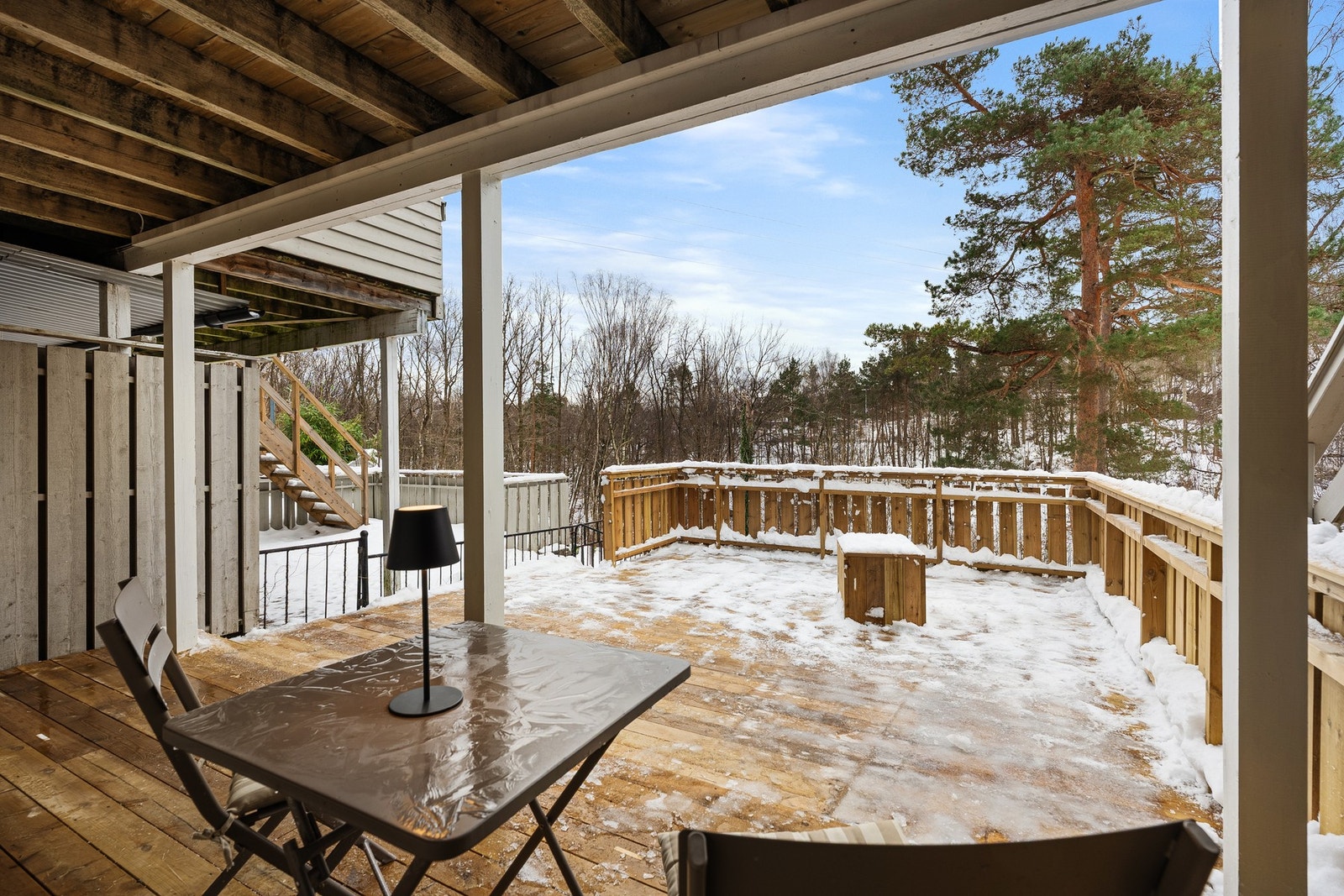 - Fra kjellerstuen er det også utgang til helt ny overbygd terrasse og helt nytt rekkverk | Utearealet her måler hele 33kvm - Galleribilde