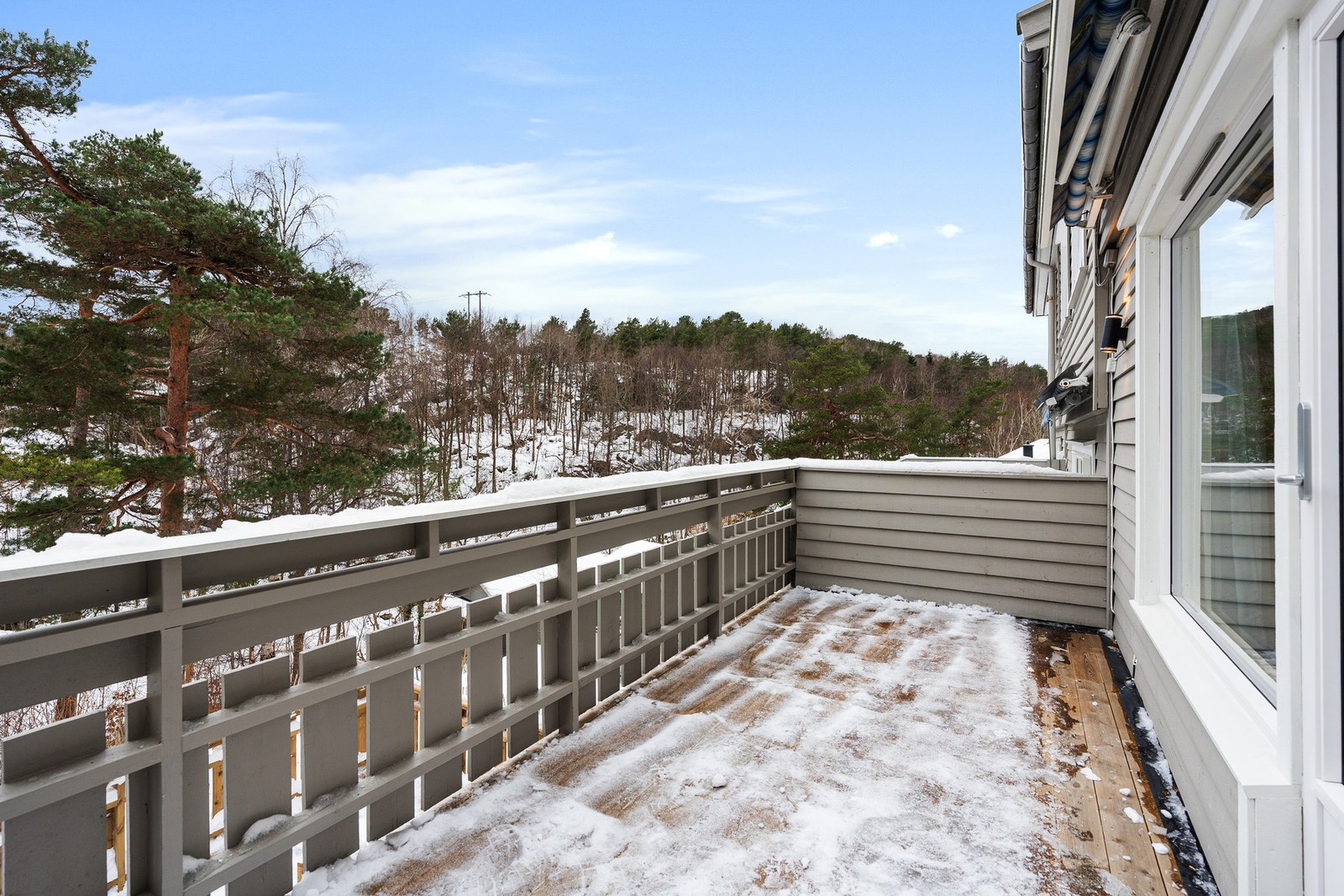 - Direkte utgang til egen terrasse og trapp ned til enda en terrasse og mulighet for å lage plen | Fine solforhold også! - Galleribilde