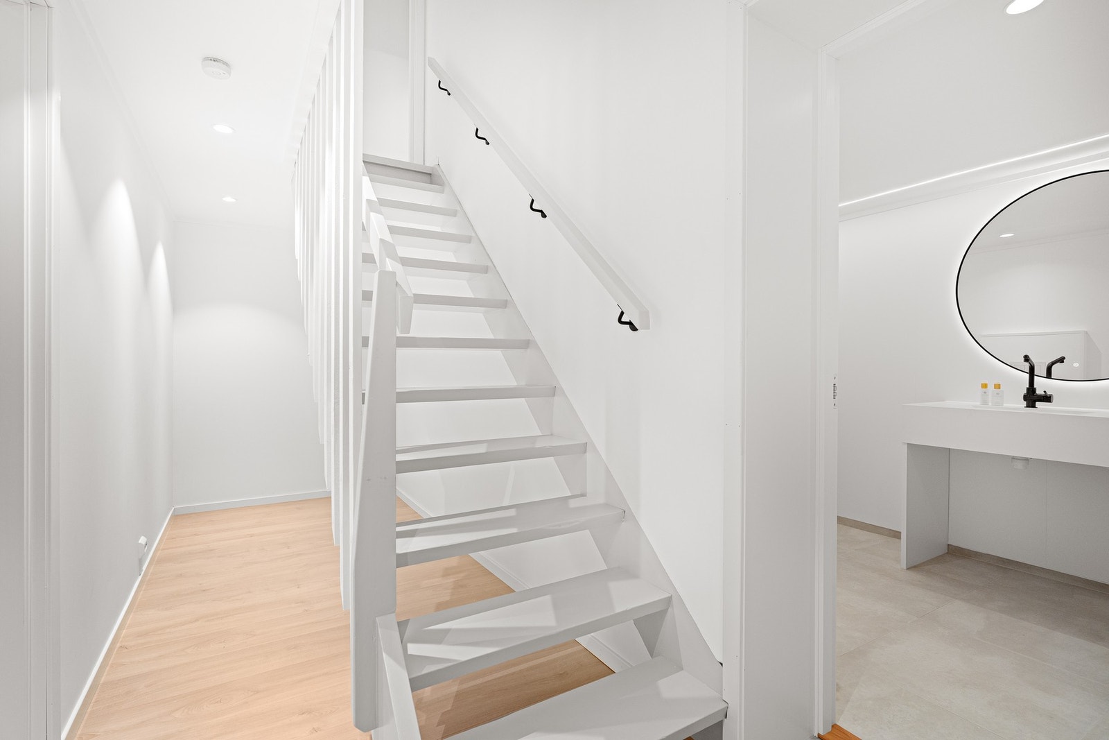 - Ned trappen finner vi kjeller som nylig er innredet og her finner vi... Galleribilde