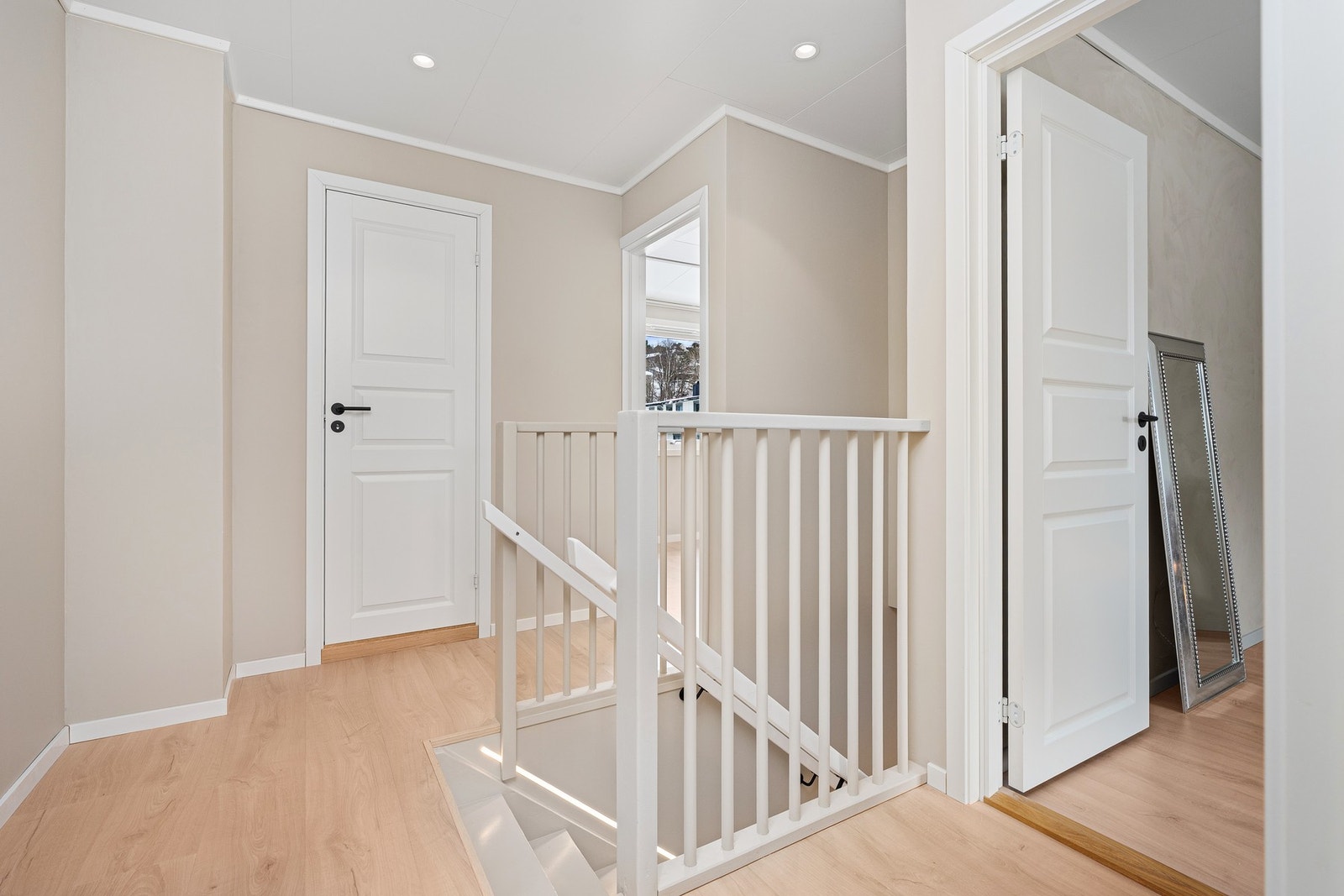 - Her er det også lagt nye gulv og spotter i tak - Galleribilde