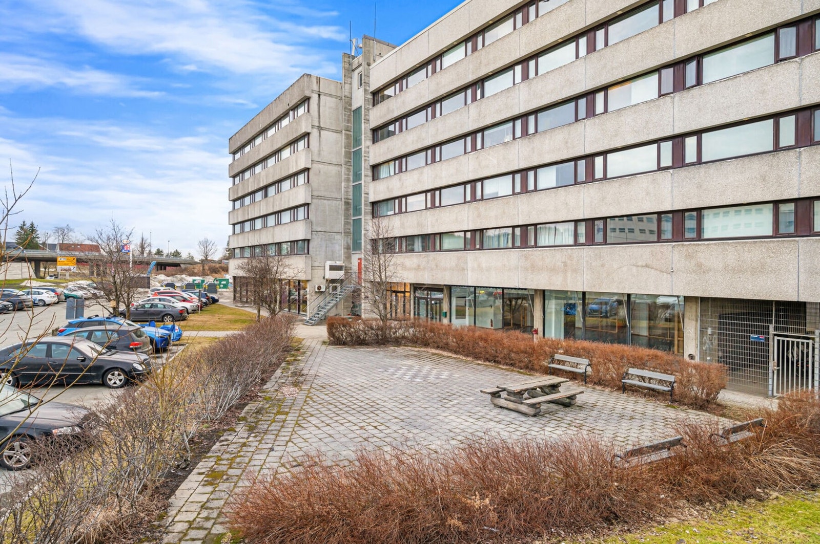 Parkeringsplass, sykkelparkering og fellesareal. Galleribilde