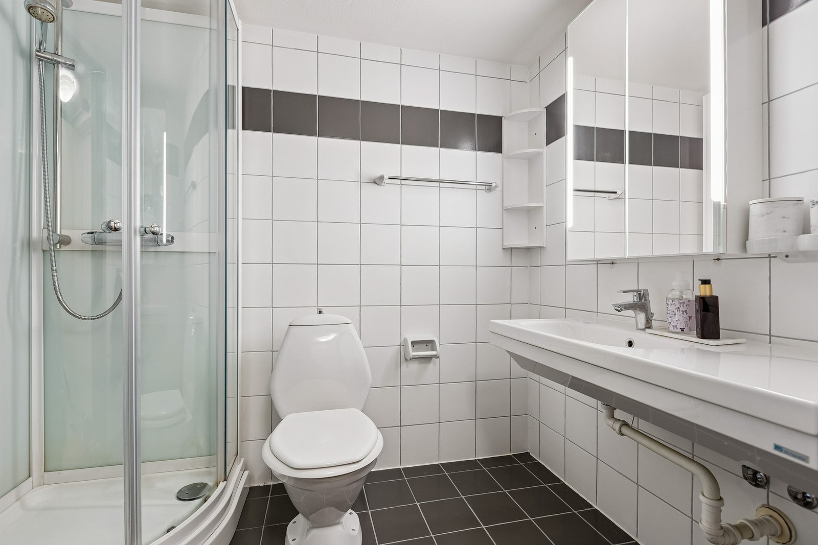 Flislagt bad på 3,7 kvm. Badet er flislagt og har gulvvarme for ekstra komfort. Galleribilde