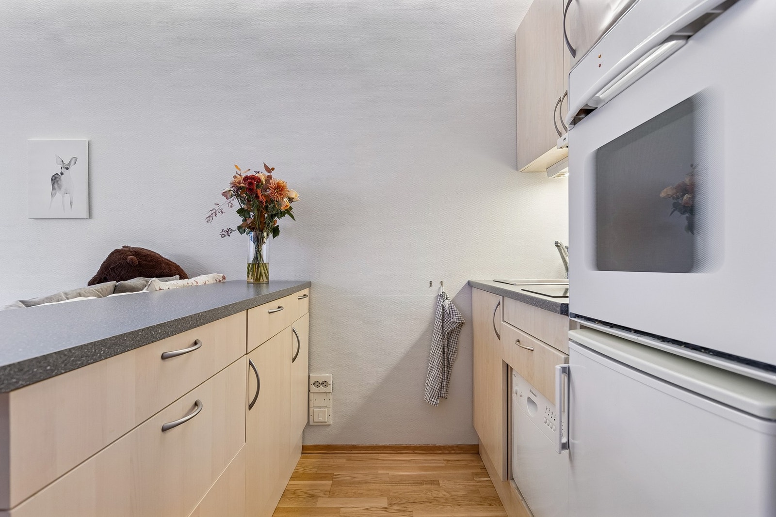 Praktisk kjøkkenøy som gir både ekstra lagringsplass og en romslig arbeidsbenk - perfekt for matlaging, sosial sone og smart utnyttelse av kjøkkenet Galleribilde