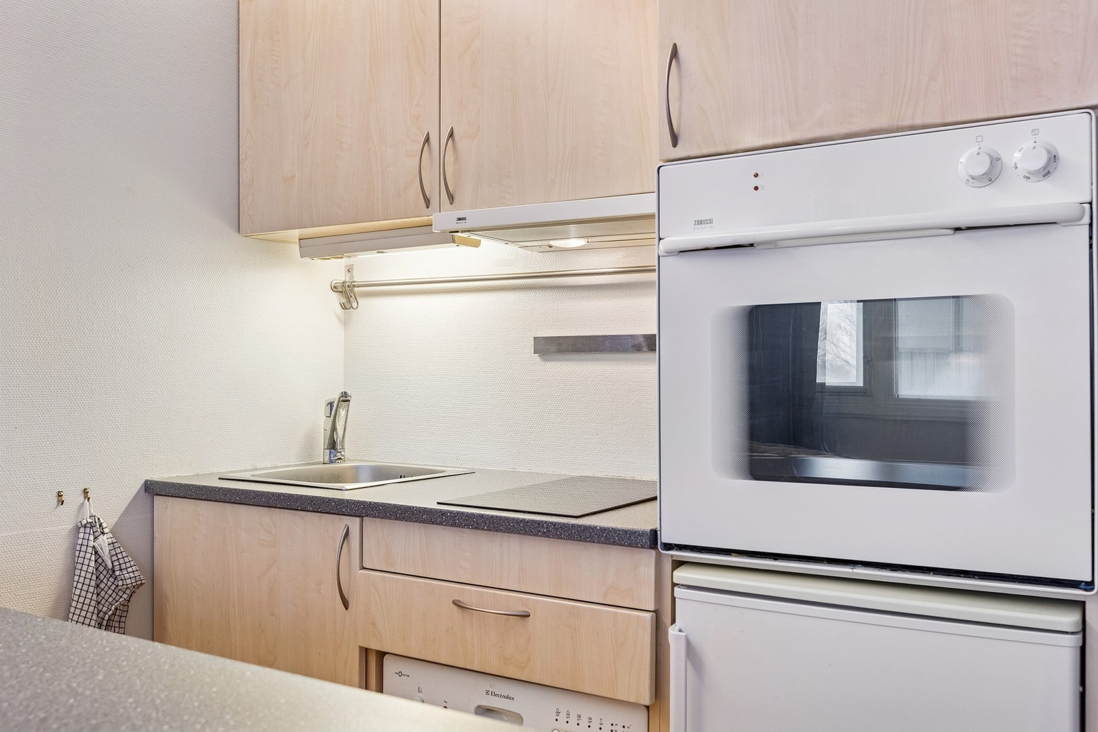 Hvitevarer på kjøkken medfølger handelen. Galleribilde