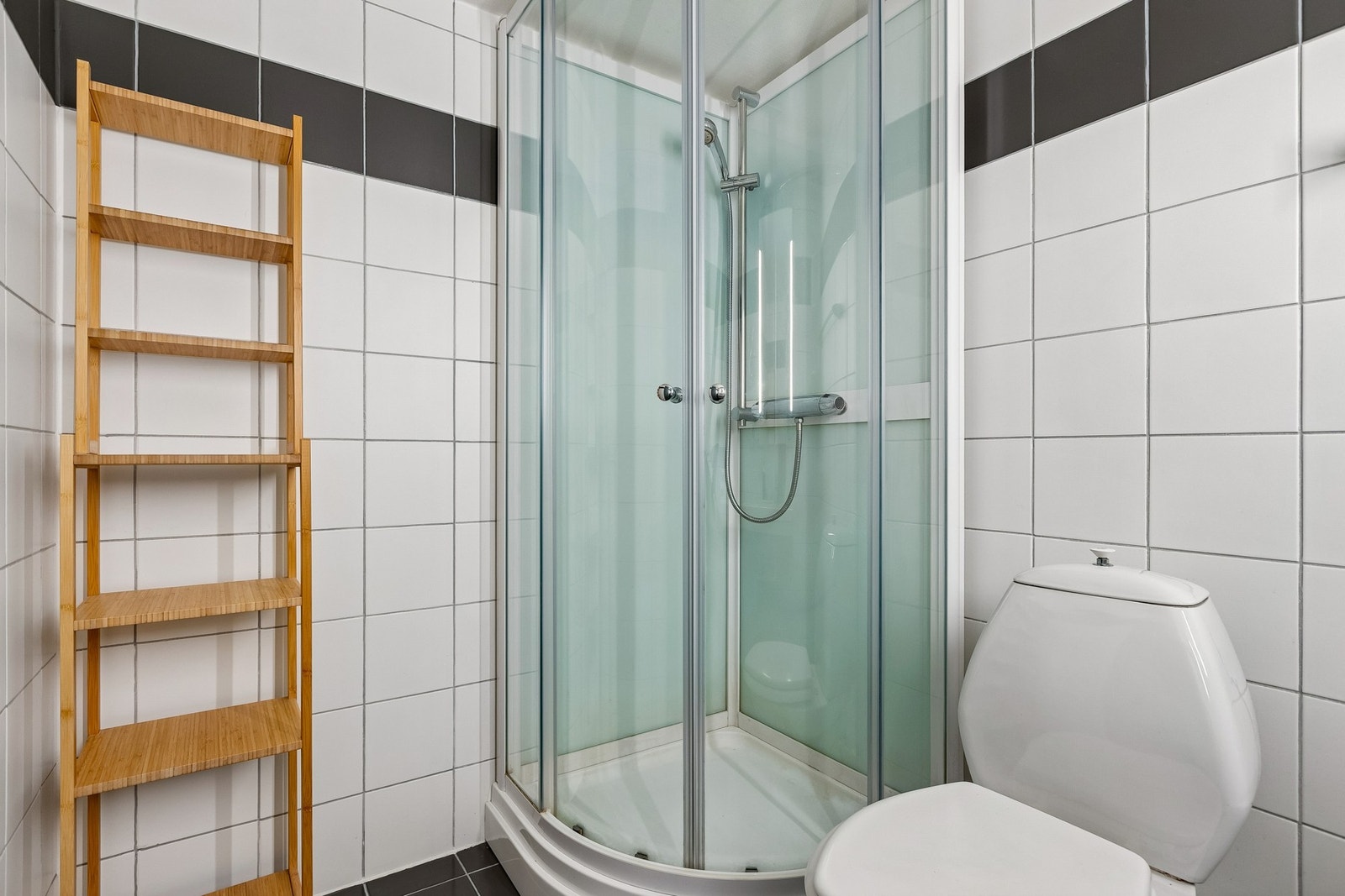 Her har du dusjkabinett, servant med tilhørende innredning og gulvmontert toalett. Galleribilde