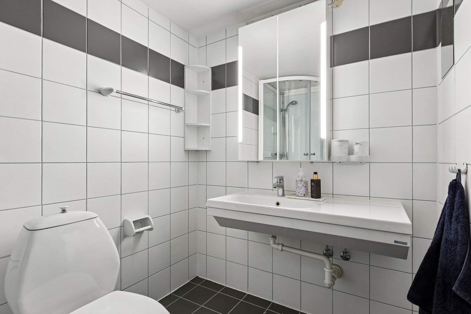 Felles vaskeri og egen privat bod i kjeller. Galleribilde