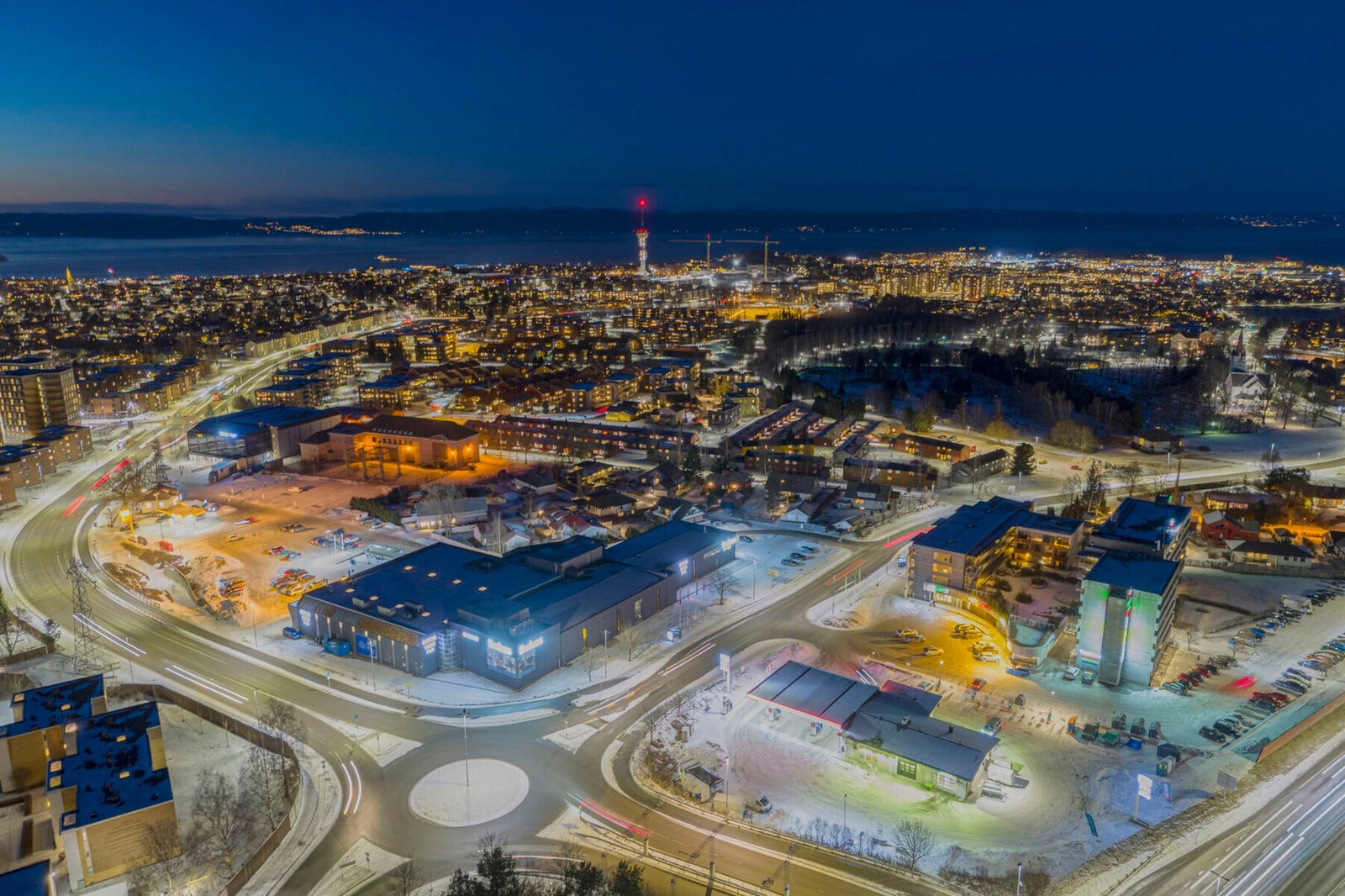 Boligen har en meget sentral beliggenhet på Moholt, og man kan enkelt nå alle byes fasiliteter enten med buss eller sykkel. Galleribilde
